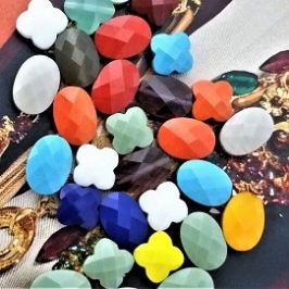 Les perles en verre facettées