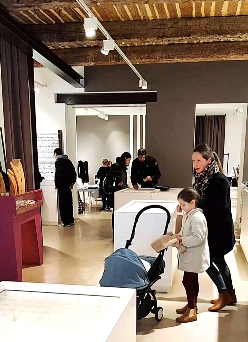 Notre boutique et nos clients inspirés venus acheter des perles