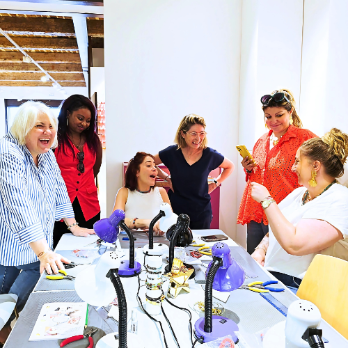 Photo d&#039;un atelier pour apprendre &agrave; cr&eacute;er des bijoux fantaisie dans la bonne humeur